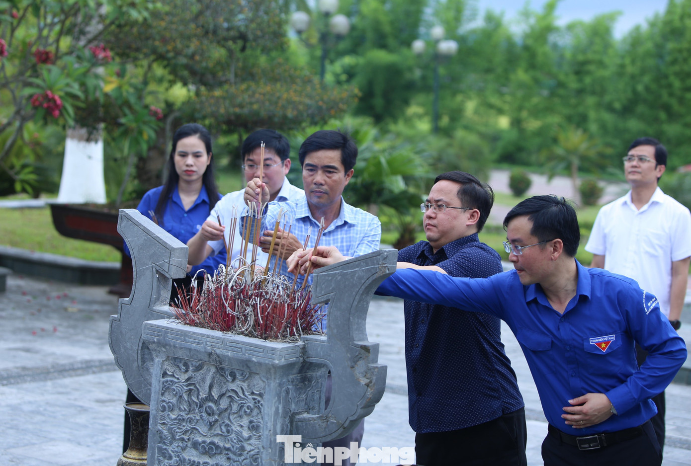 Thành viên đoàn công tác dâng hương tại phần mộ anh hùng, liệt sỹ Lý Tự Trọng.