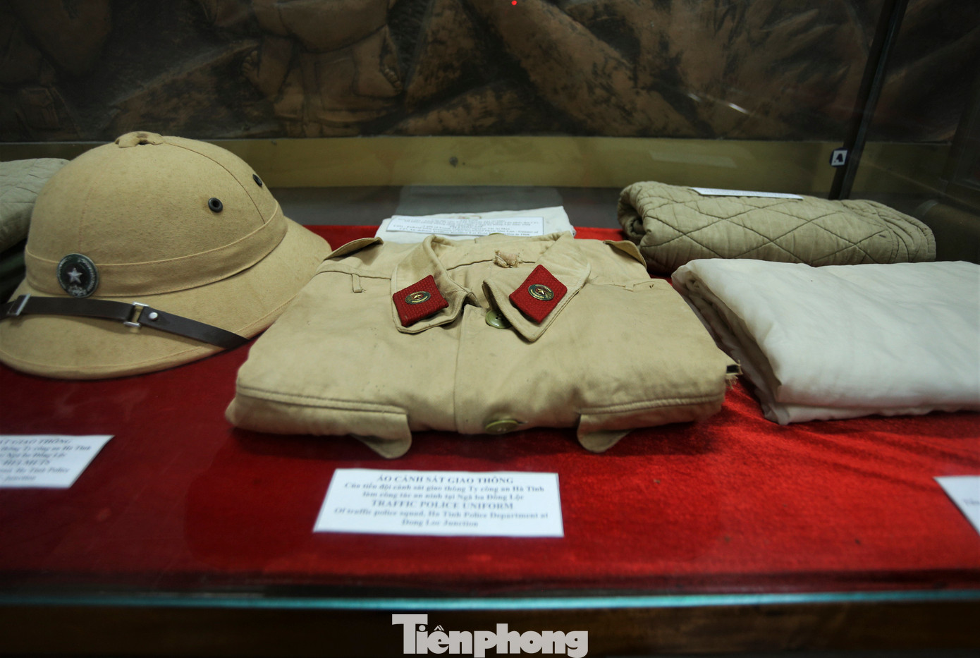 Hình ảnh tái hiện phút nghỉ ngơi, trò chuyện của những nữ thanh niên xung phong và bộ đội. Nơi đây cũng lưu giữ nhiều kỷ vật thời chiến còn sót lại rất bình dị nhưng thể hiện rõ sự khốc liệt của chiến tranh.