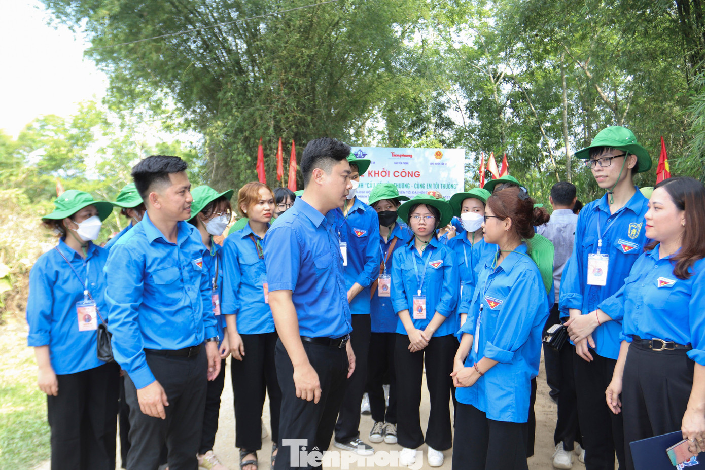 Bí thư Tỉnh đoàn Nghệ An Lê Văn Lương thăm hỏi, động viên đoàn viên thanh niên xã Tiên Kỳ, huyện Tân Kỳ trong ngày khởi công cầu dân sinh.