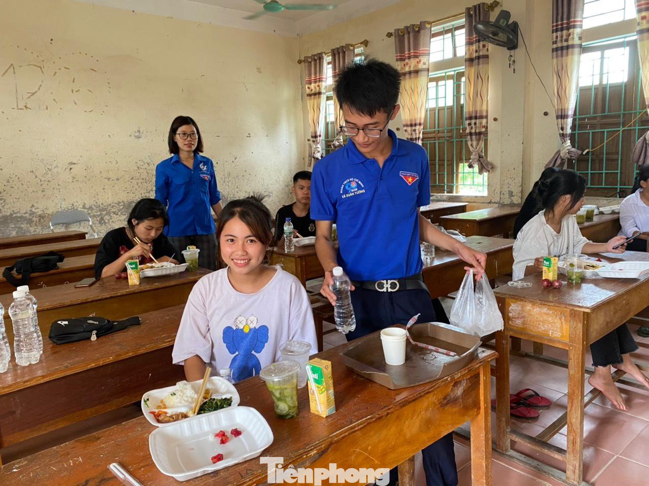 Không chỉ sĩ tử mà các phụ huynh ở xa cũng tấm tắc với bữa cơm ấp ám sự sẻ chia của thanh niên tình nguyện.