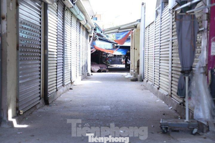 Hàng quán trong chợ đầu mối đều đóng cửa. Hàng quán trong chợ đầu mối đều đóng cửa.