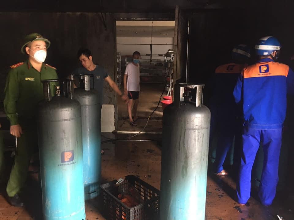Nhiều bình gas công nghiệp bên trong bếp. Nhiều bình gas công nghiệp bên trong bếp.