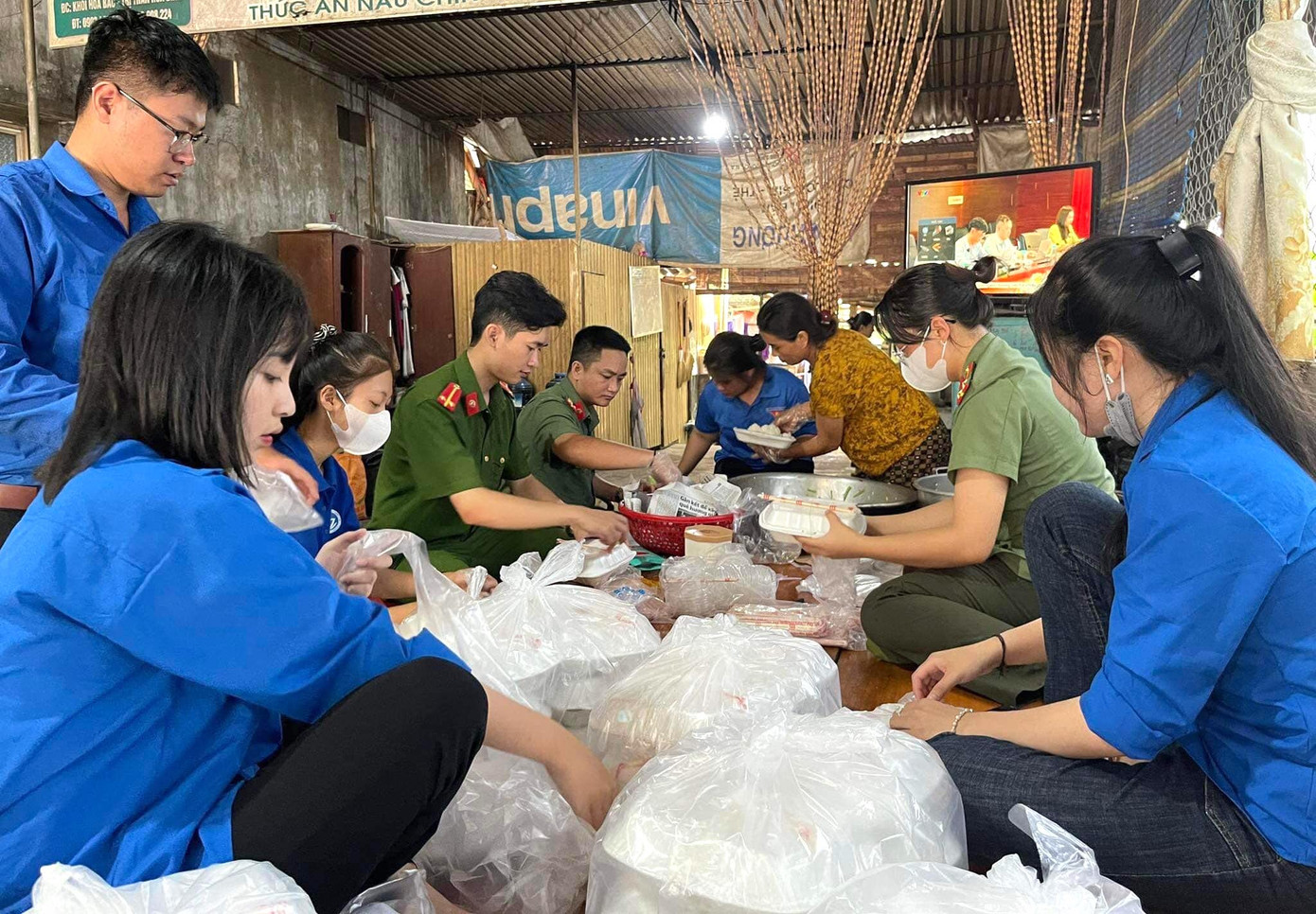 Anh Lữ Xuân Hà - Bí thư huyện đoàn Tương Dương (Nghệ An) cho biết: "Chúng tôi phối hợp nấu và phát cơm cho các em thí sinh, phụ huynh. Mỗi buổi, chúng tôi phát 250 suất cơm và bánh mỳ. Được nhận những suất cơm, ai cũng vui vẻ. Mong rằng các em sẽ ấm bụng hơn để tiếp tục vượt qua kỳ thi này một cách tốt nhất".