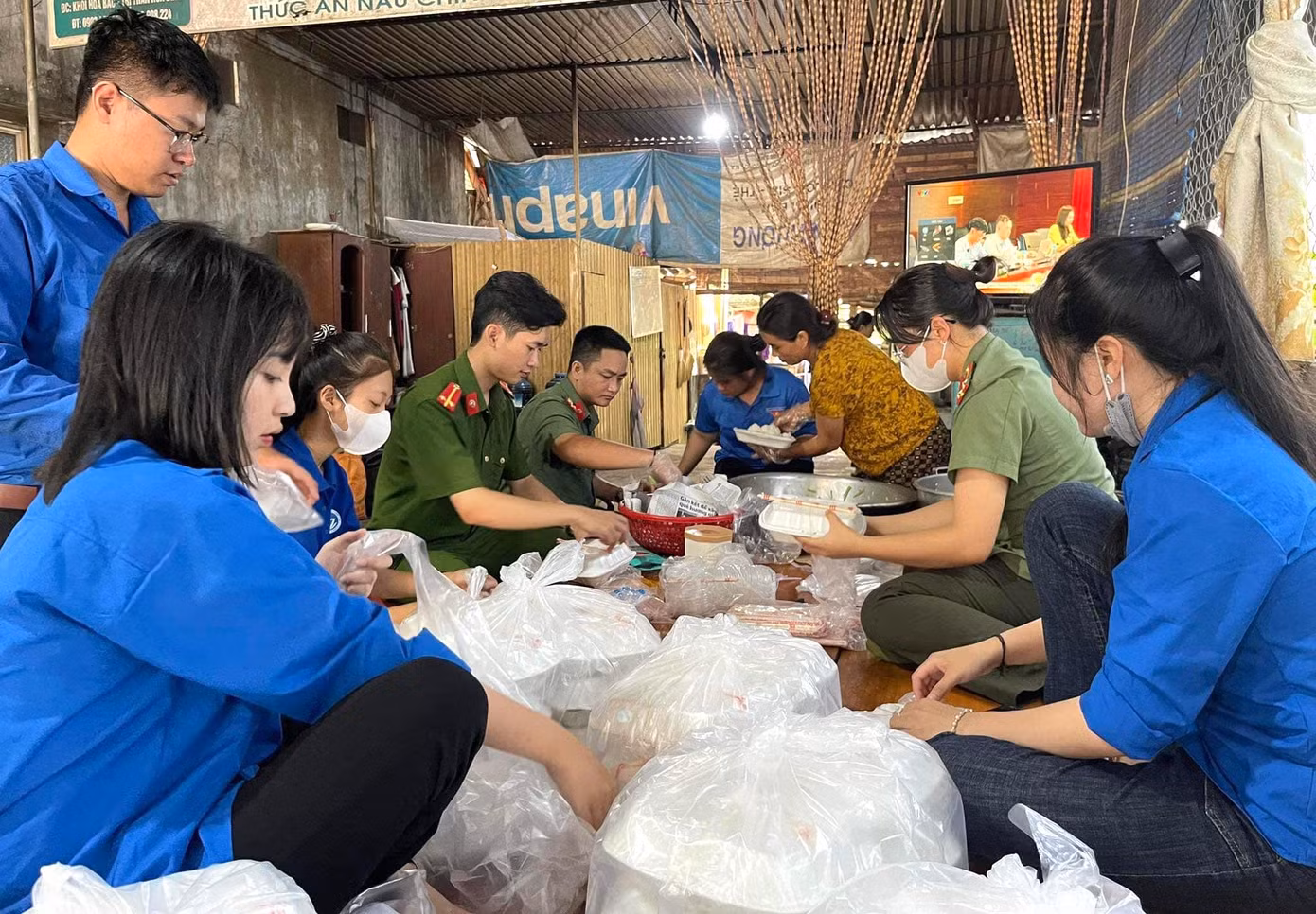 Anh Lữ Xuân Hà - Bí thư huyện đoàn Tương Dương (Nghệ An) cho biết: "Chúng tôi phối hợp nấu và phát cơm cho các em thí sinh, phụ huynh. Mỗi buổi, chúng tôi phát 250 suất cơm và bánh mỳ. Được nhận những suất cơm, ai cũng vui vẻ. Mong rằng các em sẽ ấm bụng hơn để tiếp tục vượt qua kỳ thi này một cách tốt nhất".