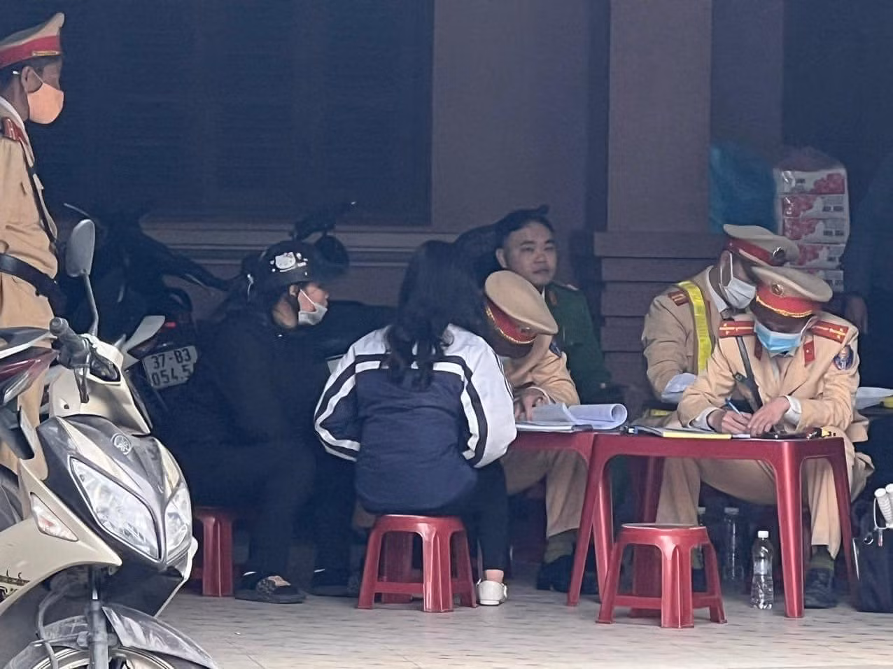 Các học sinh thường đi xe không đội mũ bảo hiểm, chưa đủ tuổi điều khiển phương tiện.