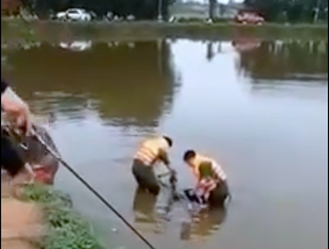 Cơ quan chức năng trục vớt thi thể nạn nhân để điều tra vụ việc. Cơ quan chức năng trục vớt thi thể nạn nhân để điều tra vụ việc.