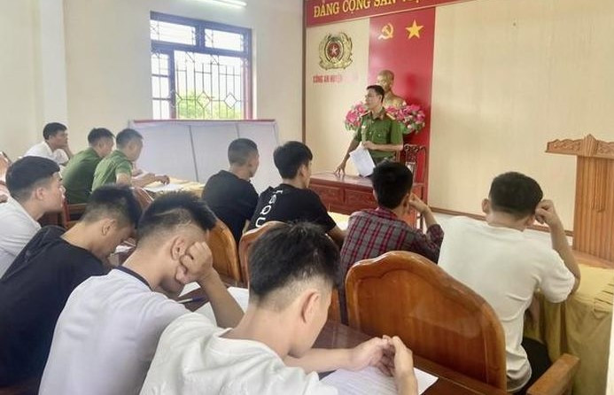 Nhóm thanh thiếu niên bị triệu tập. Nhóm thanh thiếu niên bị triệu tập.