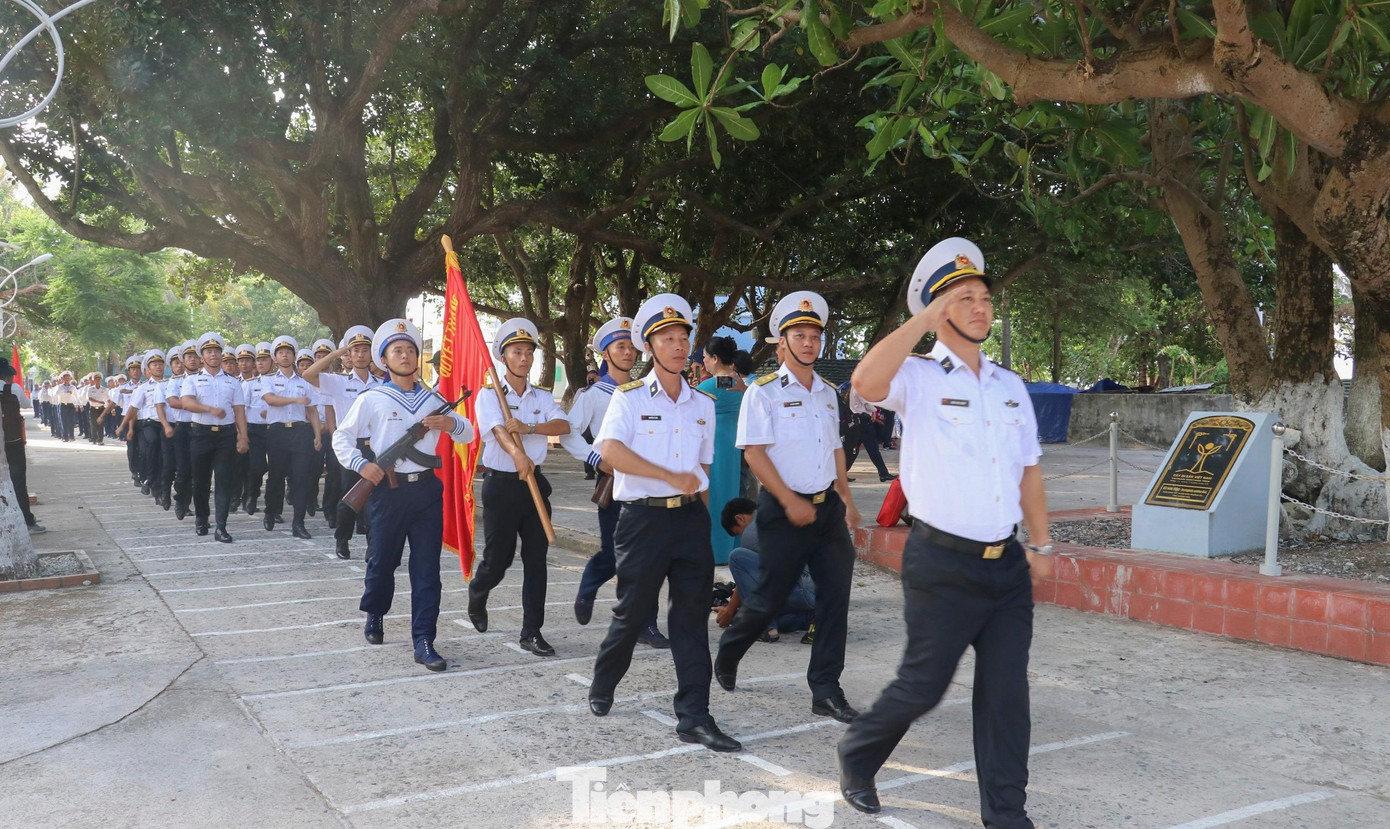 Cán bộ, chiến sỹ đảo Nam Yết duyệt binh dưới cây di sản.