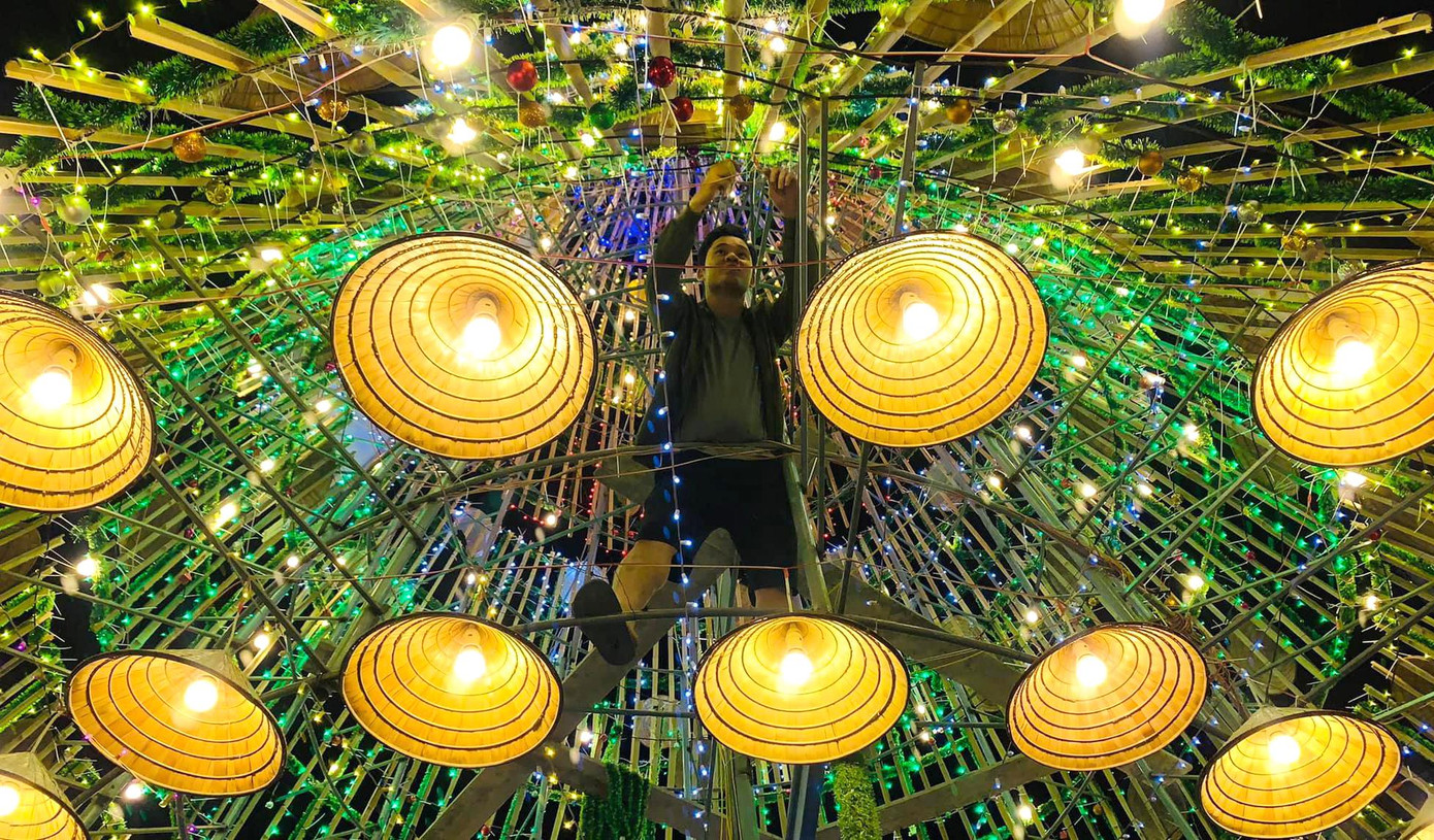 Cây thông trở nên huyền ảo bởi ánh đèn lung linh trong những chiếc nón lá. Với nguyên liệu quen thuộc, gần gũi, bằng bàn tay khéo léo và sự sáng tạo, bà con giáo xứ Bố Sơn đã làm nên những công trình độc đáo không chỉ mang lại vẻ đẹp cho cảnh quan giáo đường, mà còn đem đến cho người dân và du khách tham quan nhiều niềm vui trong mùa Giáng sinh 2021.