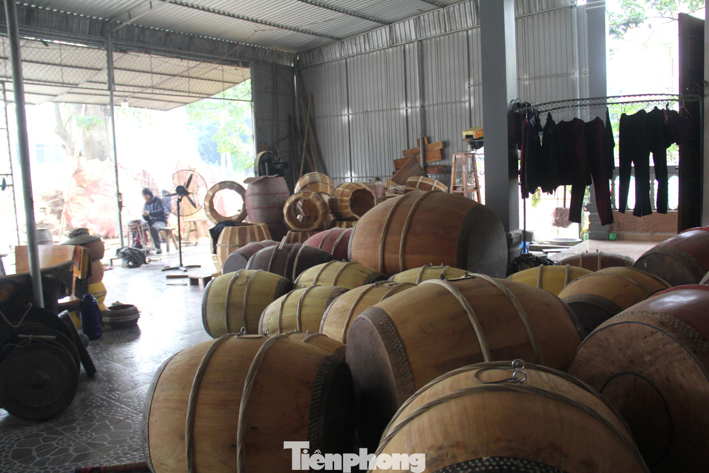 Dù cuộc sống trải qua bao thăng trầm, khách hàng sử dụng trống da cũng ngày một ít nhưng ông Cư vẫn trung thành giữ gìn những kỹ thuật làm trống độc đáo của cha ông để lại. Hiện gia đình ông có 3 xưởng làm trống, mỗi năm cho xuất xưởng gần 500 chiếc trống đủ kích thước, chủng loại.