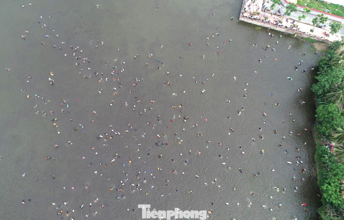 Ông Nguyễn Văn Ninh, Phó chủ tịch Hội đồng giáo xứ Lập Thạch (xã Nghi Thạch, huyện Nghi Lộc) cho biết, lễ hội nơm cá được giáo xứ tổ chức để người dân giải trí trong những ngày nắng nóng khắc nghiệt…