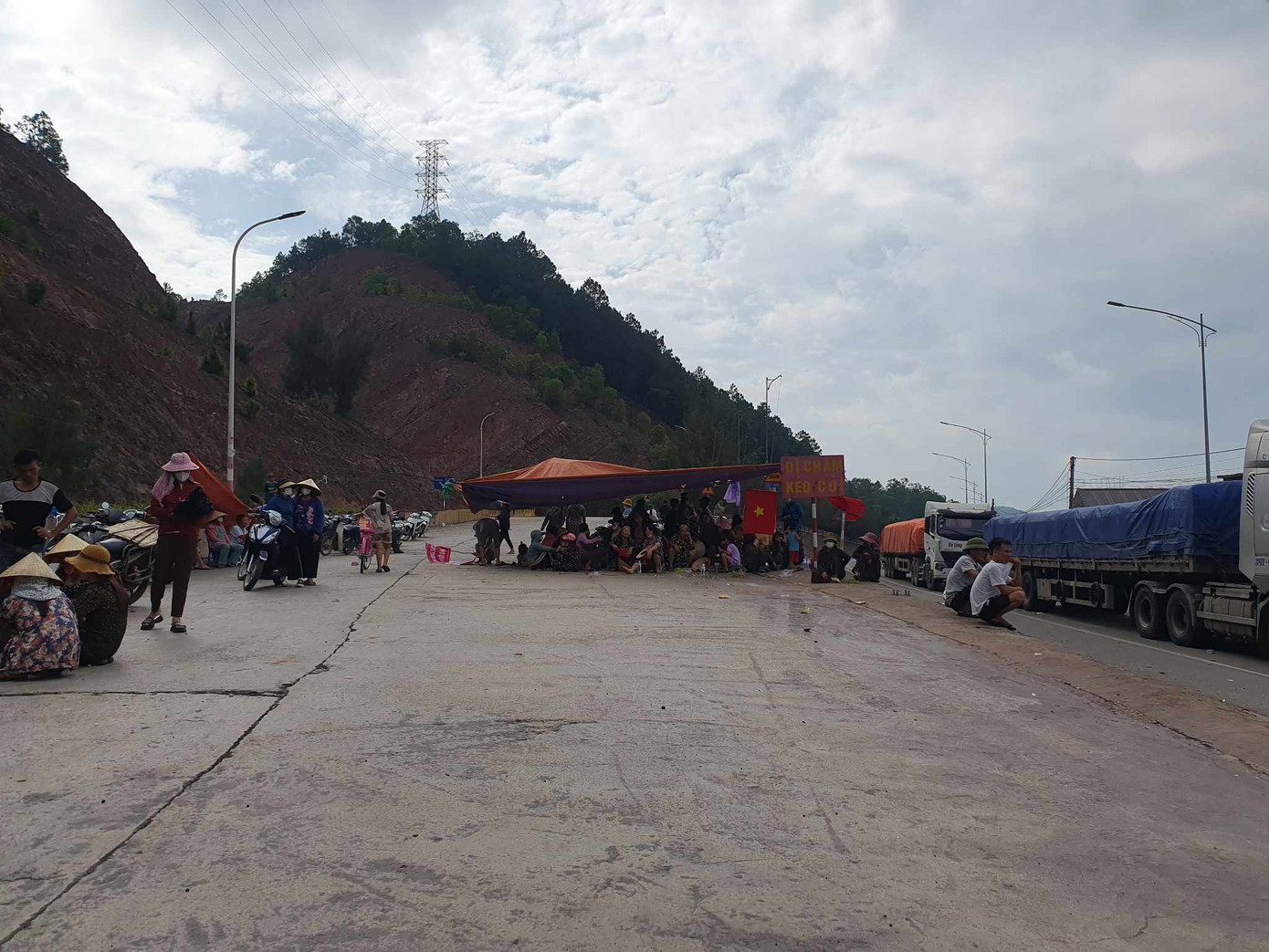 Từ sáng 20/7, người dân xóm Hải Thịnh đã ra căng bạt, ngăn cản các phương tiện ra vào cảng Vissai. Từ sáng 20/7, người dân xóm Hải Thịnh đã ra căng bạt, ngăn cản các phương tiện ra vào cảng Vissai.