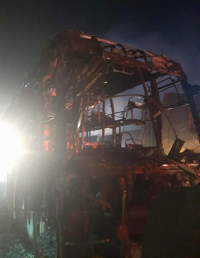 Phần trên xe bị cháy hoàn toàn.