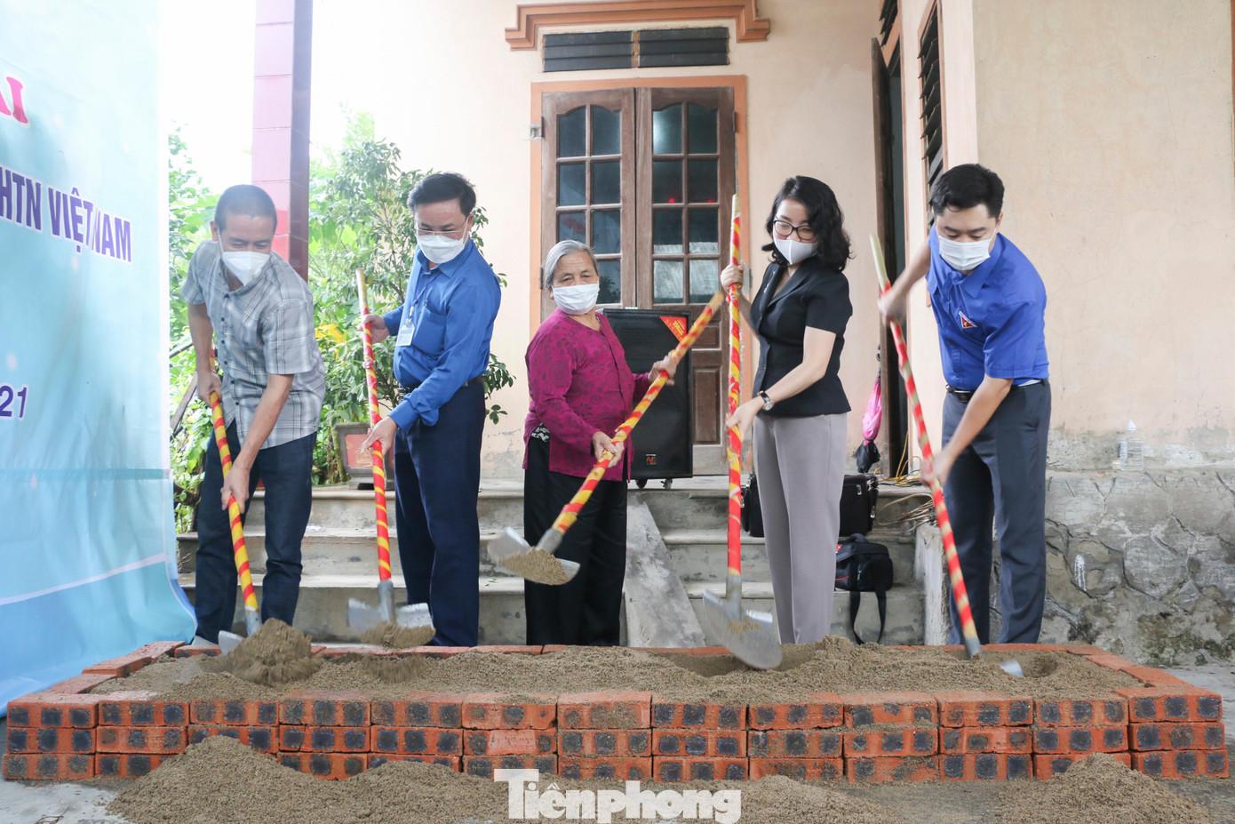 Đại biểu thực hiện nghi thức khởi công nhà nhân ái cho cụ Nguyễn Thị Ngoan. Đại biểu thực hiện nghi thức khởi công nhà nhân ái cho cụ Nguyễn Thị Ngoan.