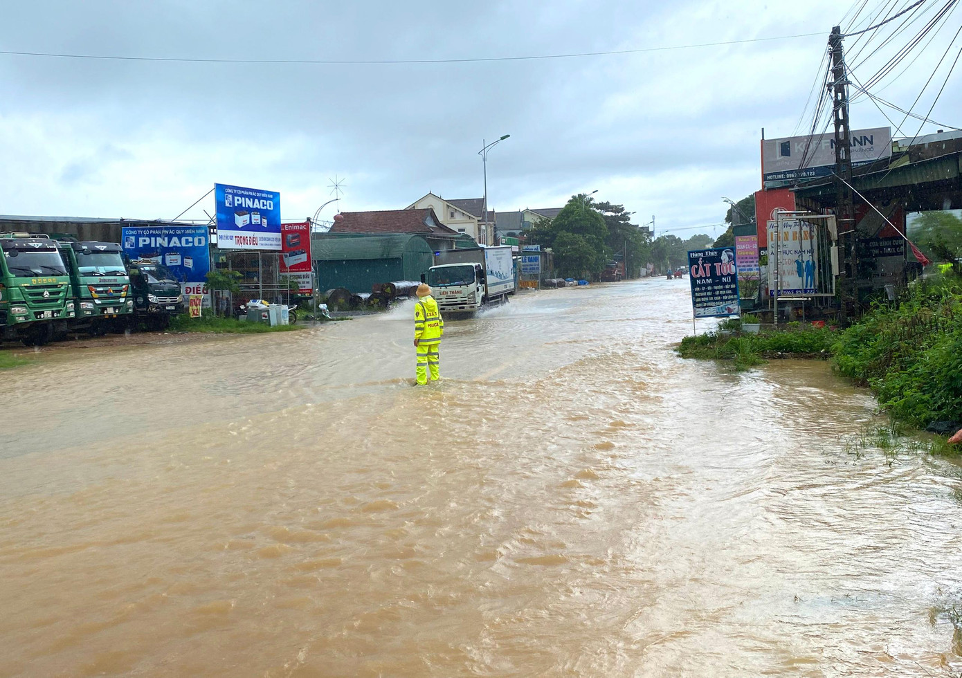 Nhiều đoạn quốc lộ 48 bị ngập do mưa lớn Nhiều đoạn quốc lộ 48 bị ngập do mưa lớn