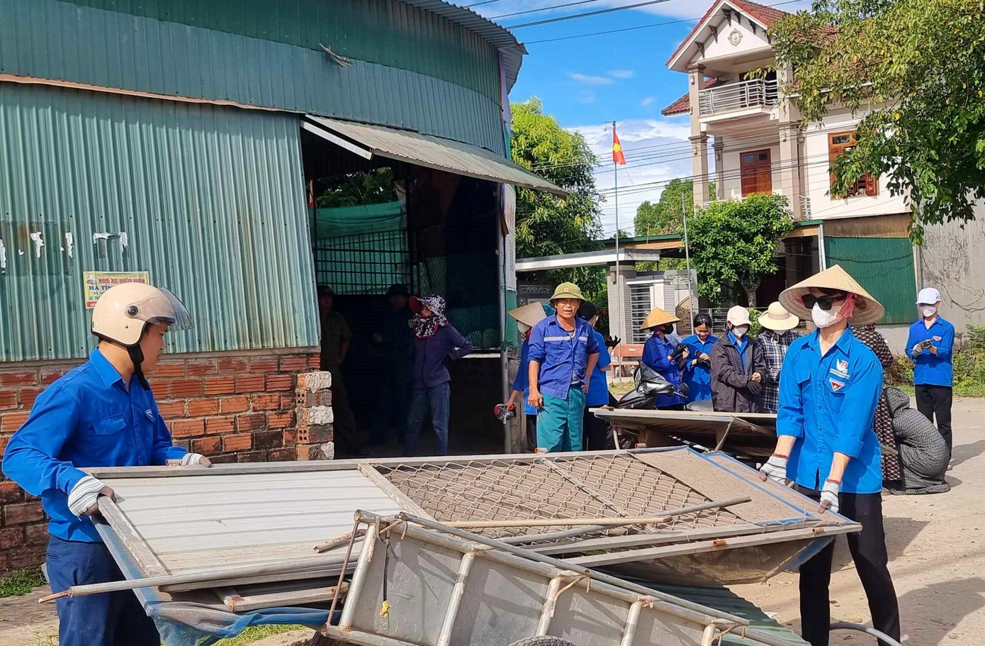 Đoàn thanh niên xã Cẩm Thạch (huyện Cẩm Xuyên) di dời tài sản, nhà cửa cho các hộ dân chịu ảnh hưởng của dự án.