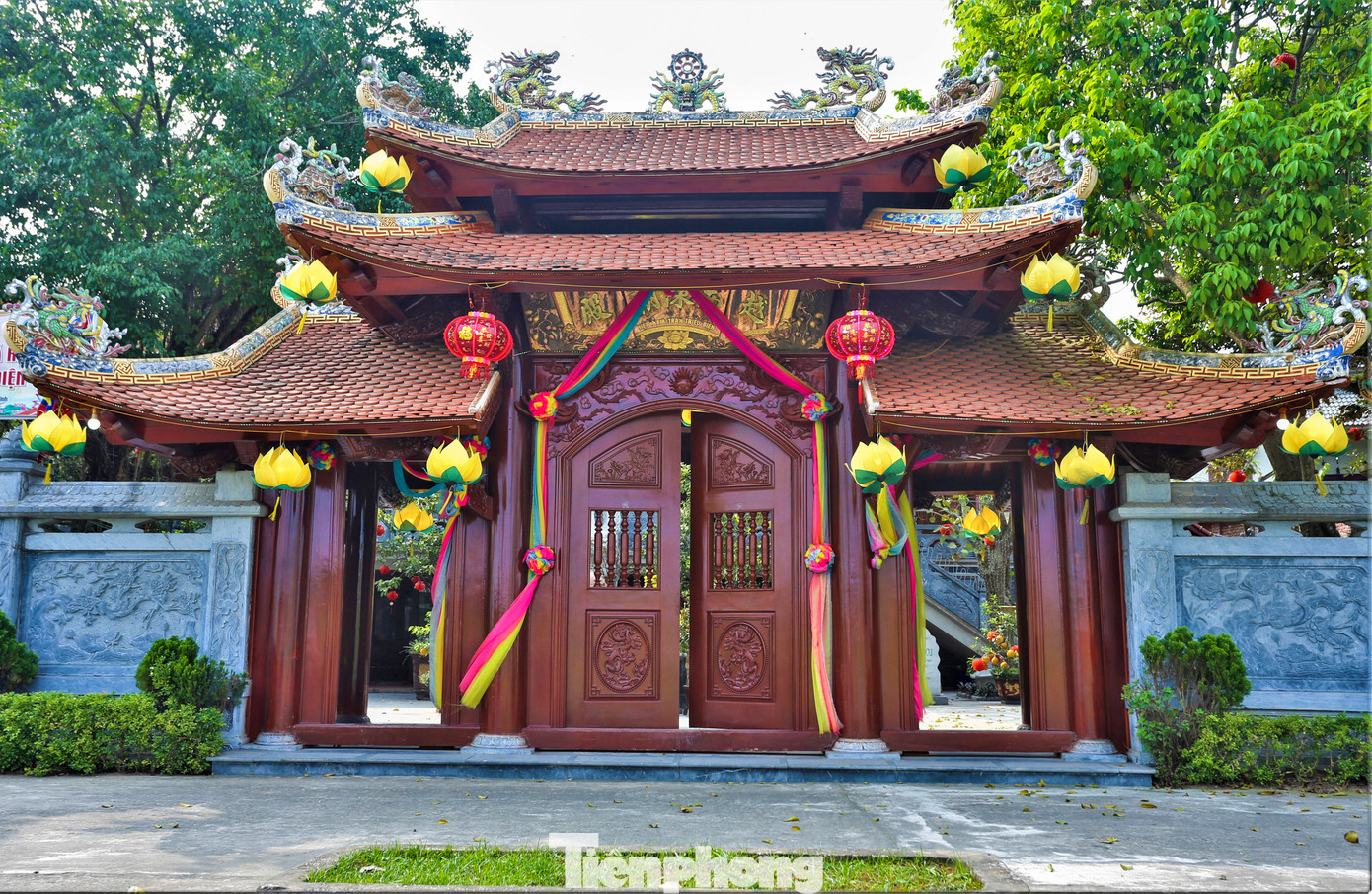 Cổng Tam quan (Đại Tiền Môn) cấu trúc bằng gỗ, được lợp mái ngói đao cong, long phượng đắp nổi uốn lượn ngoảnh mặt ra cánh đồng. Năm 2016, công trình này hoàn thành, được bàn giao cho ban chấp hành họ Trần ở Hà Tĩnh quản lý.