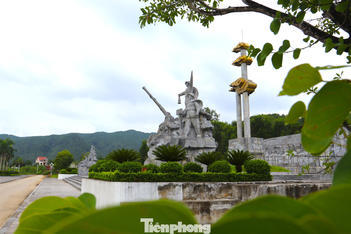 Tượng đài chiến thắng sừng sững hiên ngang thể hiện tinh thần bất khuất của các lực lượng trong thời chiến tranh để bảo vệ tổ quốc.