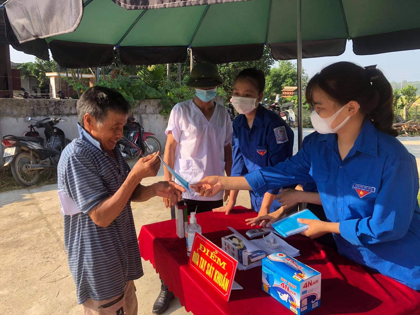Từng chiếc khẩu trang được đoàn viên, thanh niên phân phát cho người dân là một tinh thần trách nhiệm vì cộng đồng. Bí thư Tỉnh đoàn Nghệ An Lê Văn Lương cho biết: &quot;Hướng tới ngày bầu cử Đại biểu Quốc hội khóa XV và HĐND các cấp nhiệm kỳ 2021-2026, tuổi trẻ Nghệ An đã có nhiều hoạt động thiết thực từ khâu tuyên truyền, chuẩn bị đến ngày hội chính thức. Không chỉ là lực lượng hỗ trợ ngày bầu cử được diễn ra thành công, cử tri trẻ tỉnh nhà còn thực hiện đầy đủ nghĩa vụ, quyền công dân của mình, gửi gắm lá phiếu đến đại biểu ưu tú nhất&quot;.