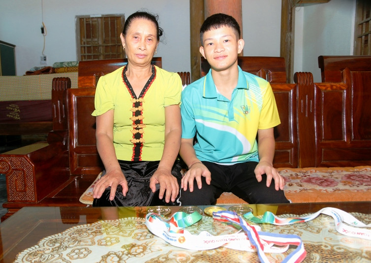 "Chàng trai vàng" Lương Nhật Vũ cùng bà nội "Chàng trai vàng" Lương Nhật Vũ cùng bà nội