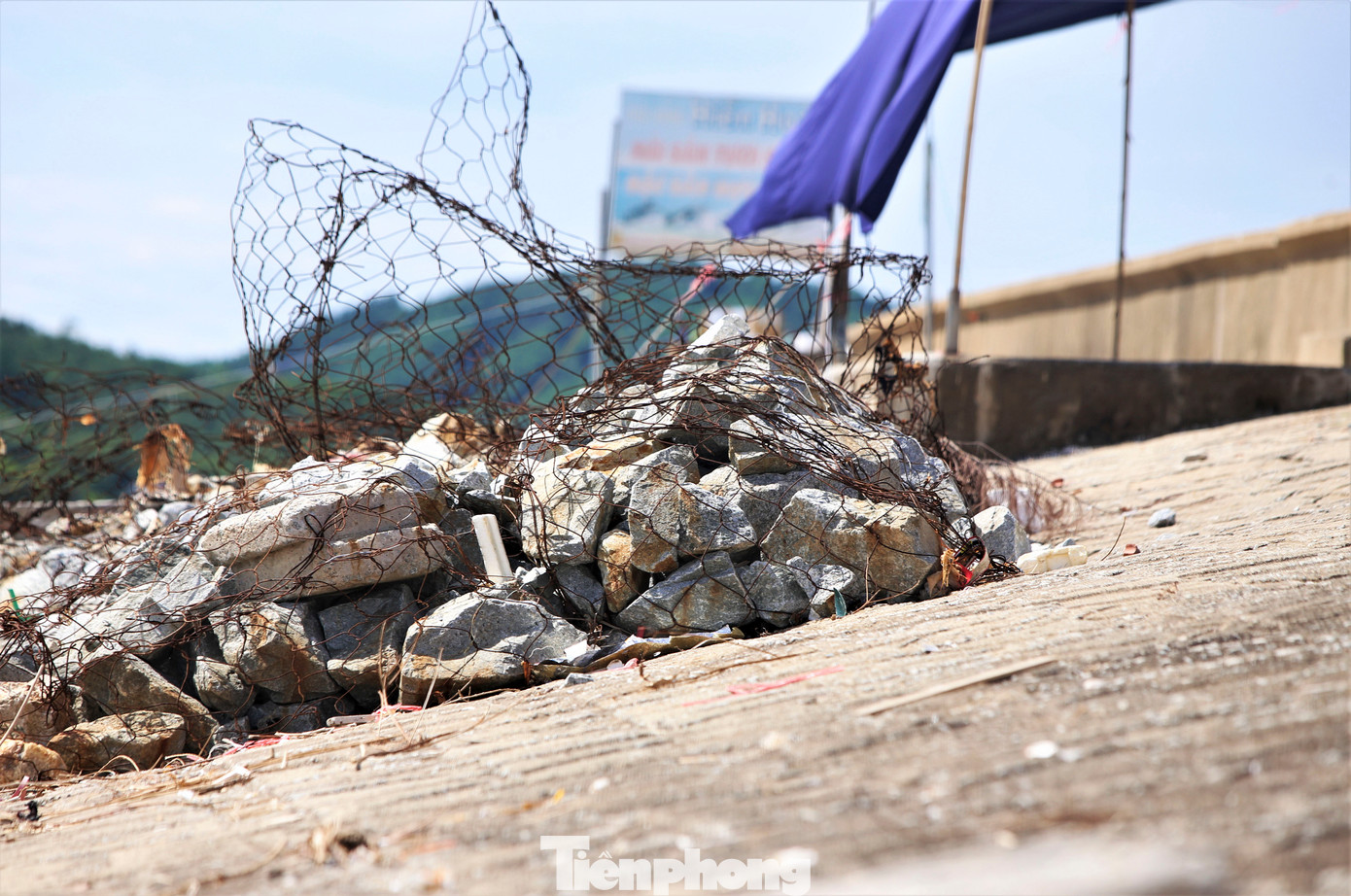 Trao đổi với Tiền Phong, ông Nguyễn Văn Hùng, Chủ tịch UBND xã Cẩm Nhượng (huyện Cẩm Xuyên) cho hay: &quot;Đây là tuyến kè xung yếu bảo vệ người dân, nên địa phương đã nhiều lần kiến nghị ngành chức năng sớm có dự án tu bổ, sửa chữa để đảm bảo an toàn cho người dân trước mùa mưa bão&quot;.