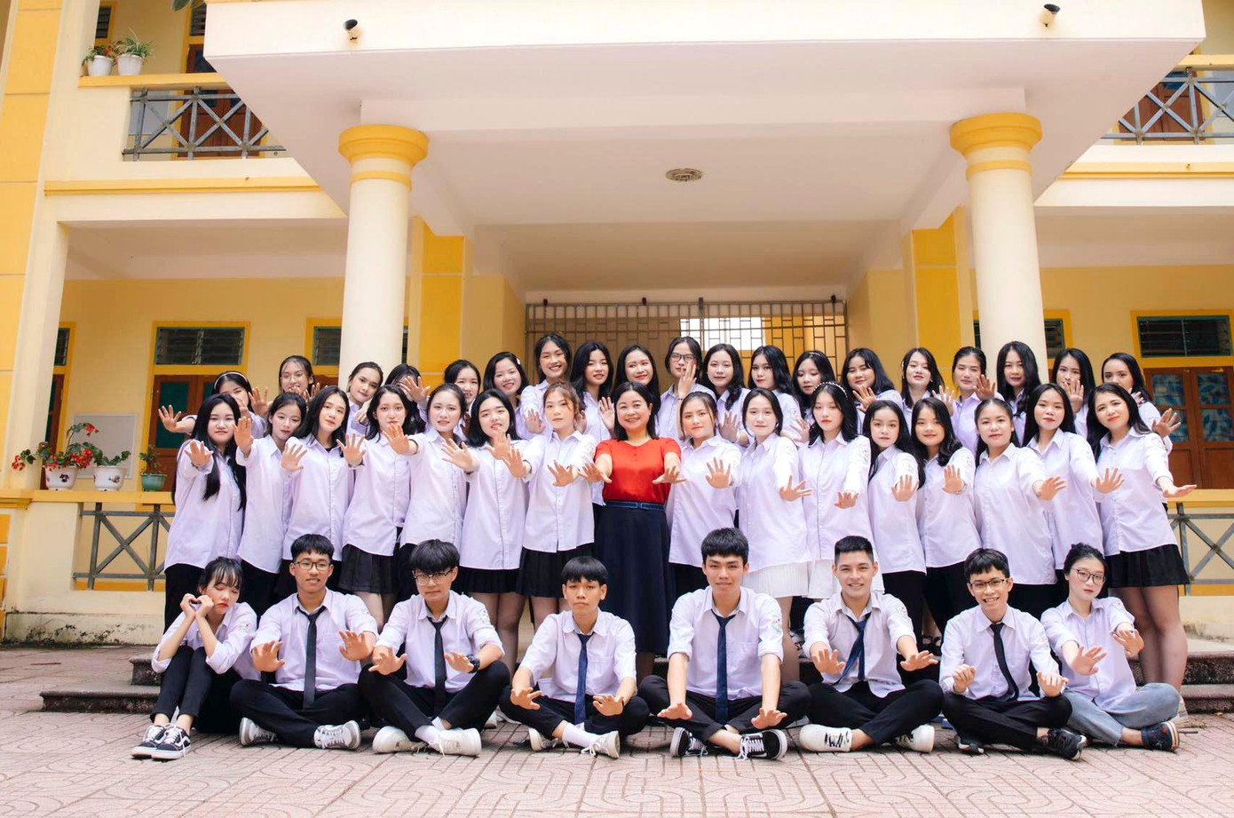 Cô Dương chụp ảnh cùng lớp 12D1
