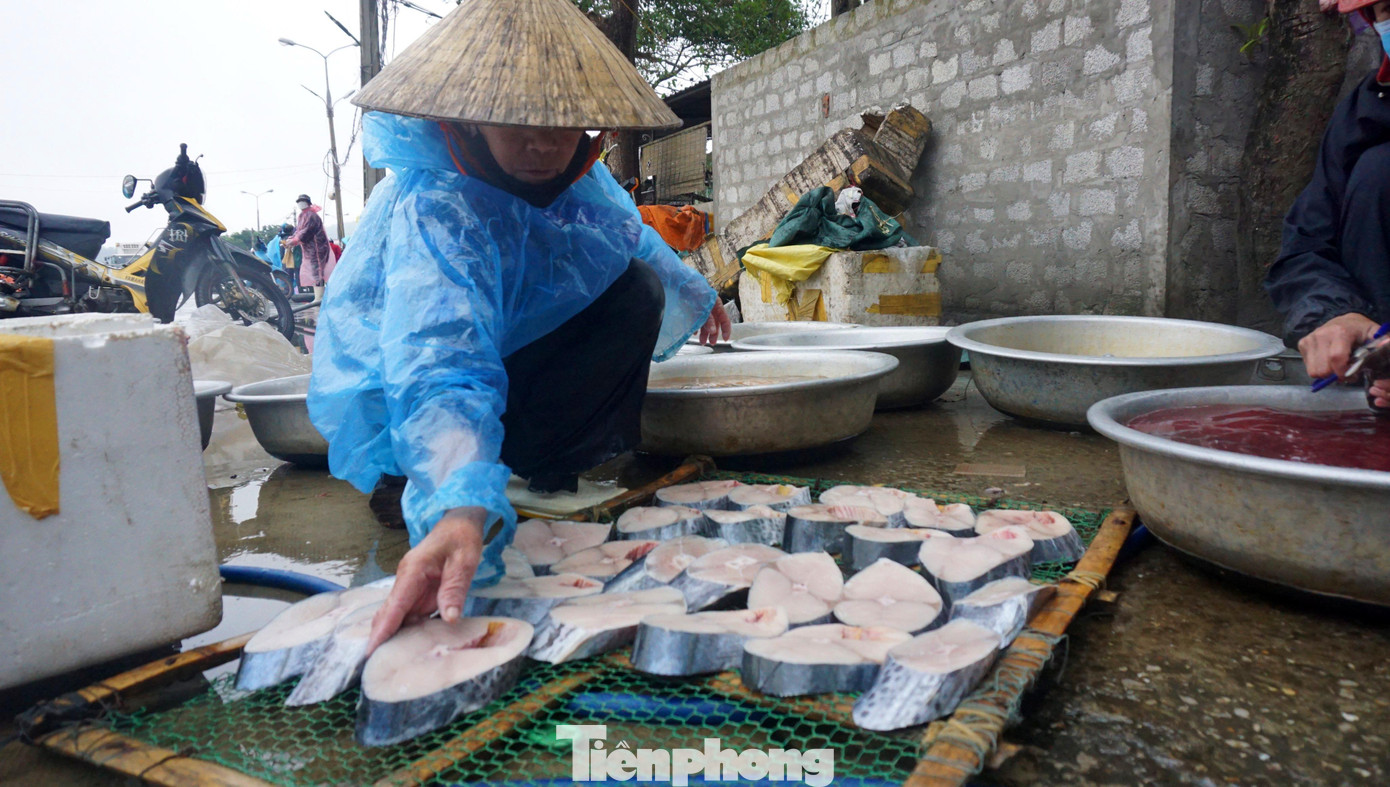 Cá sau khi đánh bắt về được cắt thành từng miếng, làm sạch trước khi cho lên bếp than. “Cắt cá phải cắt siết thân, nhìn miếng cá to và đẹp hơn. Trước đây cắt thủ công, nay có máy cắt cá nên cũng đỡ vất vả hơn”, bà Nguyễn Thị Hiền cho biết. Cá sau khi đánh bắt về được cắt thành từng miếng, làm sạch trước khi cho lên bếp than. “Cắt cá phải cắt siết thân, nhìn miếng cá to và đẹp hơn. Trước đây cắt thủ công, nay có máy cắt cá nên cũng đỡ vất vả hơn”, bà Nguyễn Thị Hiền cho biết.