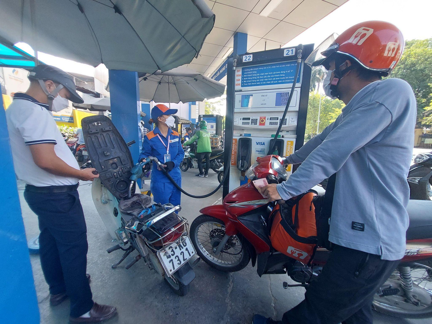 Cây xăng Trần Quang Khải (quận Hoàn Kiếm, Hà Nội) hoạt động sáng 31/10. Cây xăng Trần Quang Khải (quận Hoàn Kiếm, Hà Nội) hoạt động sáng 31/10.