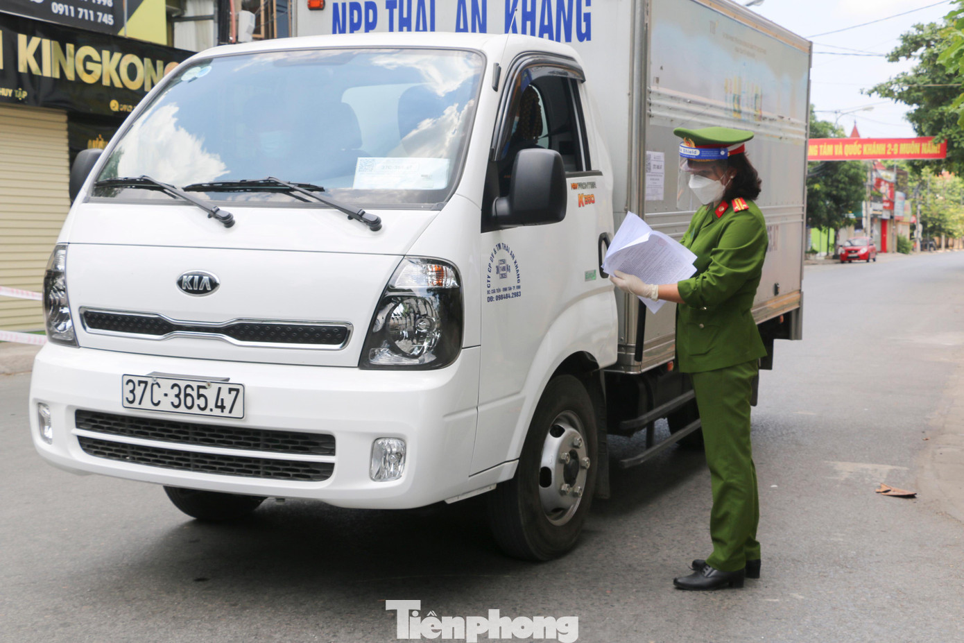 "Cuộc chiến chống dịch còn nhiều cam go, là lực lượng tuyến đầu cùng y, bác sỹ, quân đội, thanh niên tình nguyện... thì lực lượng công an cũng luôn cống hiến để đẩy lùi dịch bệnh. Gác lại chuyện gia đình, gác lại bao bộn bề cuộc sống ngày thường, chúng tôi đứng đây vì bình yên của nhân dân", Trung tá Lê Thị Xuân Thủy chia sẻ.