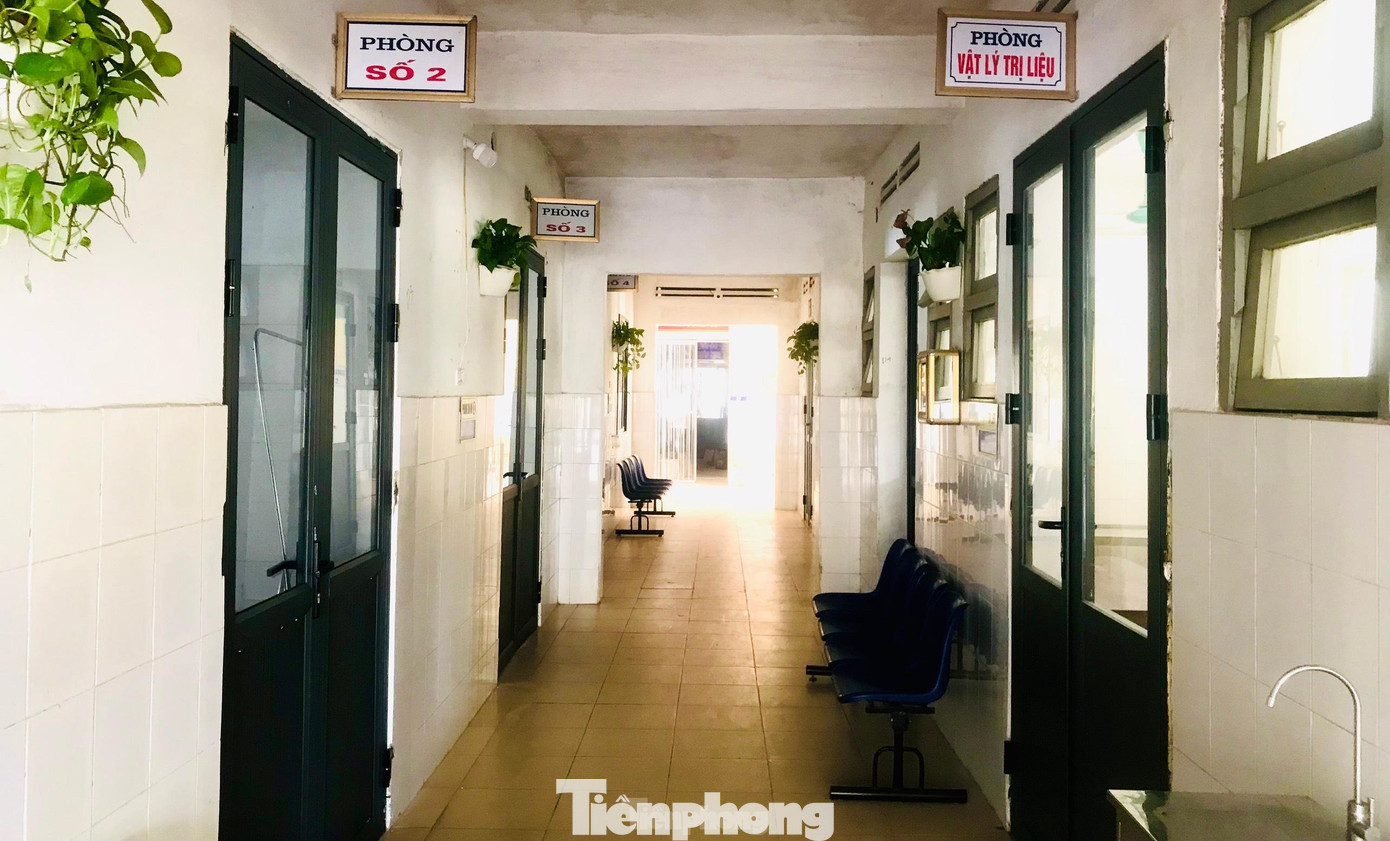 GS,TS Dương Đình Chỉnh, Phó Trưởng Ban Chỉ đạo Phòng, chống dịch COVID-19 tỉnh, Giám đốc Sở Y tế Nghệ An đánh giá cao các phương án đảm bảo an ninh trật tự và hậu cần của huyện Hưng Nguyên dành cho bệnh viện dã chiến. GS,TS Dương Đình Chỉnh, Phó Trưởng Ban Chỉ đạo Phòng, chống dịch COVID-19 tỉnh, Giám đốc Sở Y tế Nghệ An đánh giá cao các phương án đảm bảo an ninh trật tự và hậu cần của huyện Hưng Nguyên dành cho bệnh viện dã chiến.