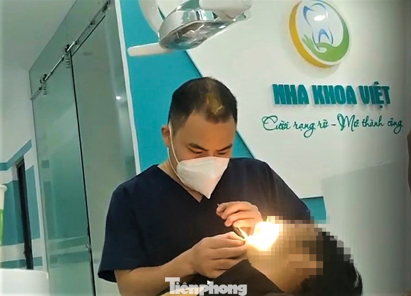 Y sĩ Trần Văn Dương 'gắn mác bác sĩ' khám, tư vấn và điều trị răng cho bệnh nhân.