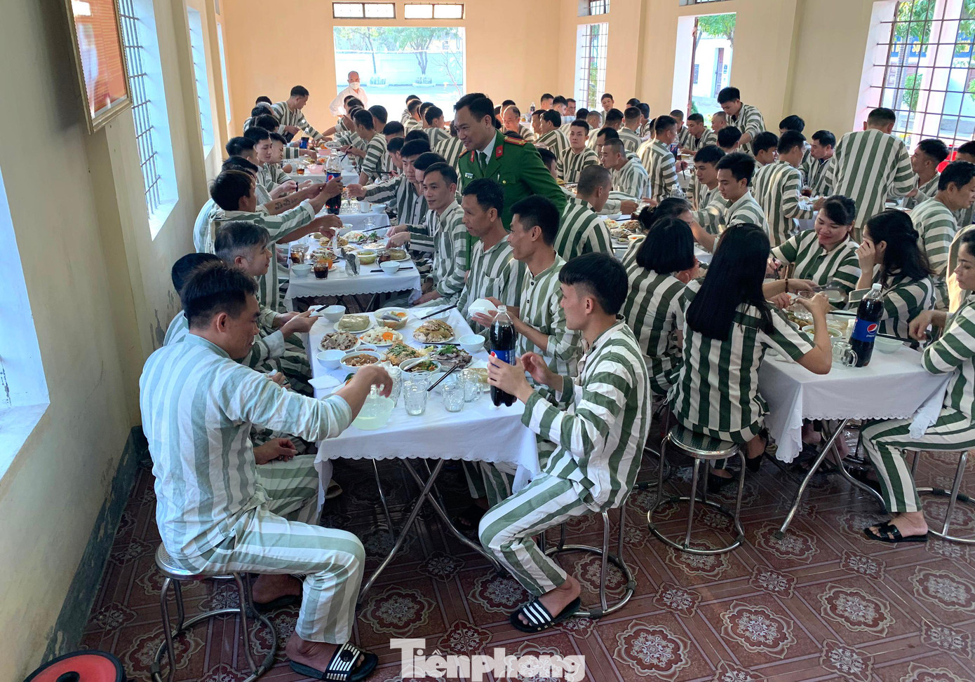 Phạm nhân Trần Văn Th. (trú TP. Vinh) cho biết, bản thân vừa mới vào thi hành bản án 6 tháng tù giam về tội đánh bạc được 2 ngày. “Đón tết ở đây, tôi thấm thía hơn cái giá của lỗi lầm mà mình đã gây ra. Nếu lúc này ở nhà tôi đã sum vầy cùng con cháu, tôi hứa sẽ cải tạo tốt với suy nghĩ biến sau lầm của quá khứ thành kinh nghiệm của cuộc đời để sớm trở về bên gia đình” - anh Th. chia sẻ. Phạm nhân Trần Văn Th. (trú TP. Vinh) cho biết, bản thân vừa mới vào thi hành bản án 6 tháng tù giam về tội đánh bạc được 2 ngày. “Đón tết ở đây, tôi thấm thía hơn cái giá của lỗi lầm mà mình đã gây ra. Nếu lúc này ở nhà tôi đã sum vầy cùng con cháu, tôi hứa sẽ cải tạo tốt với suy nghĩ biến sau lầm của quá khứ thành kinh nghiệm của cuộc đời để sớm trở về bên gia đình” - anh Th. chia sẻ.