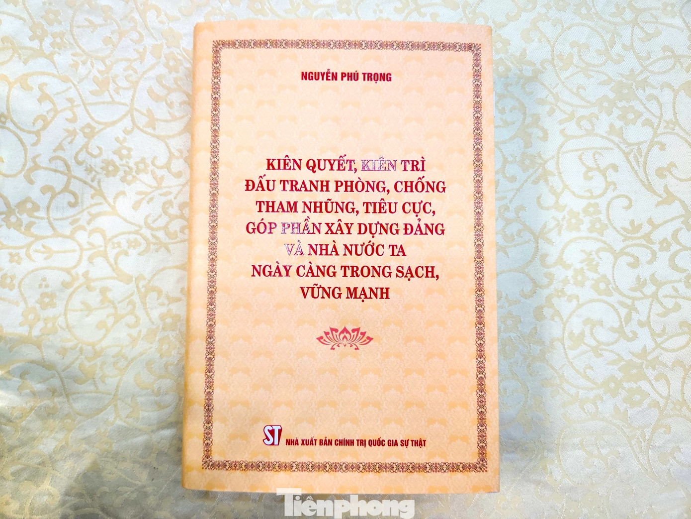 Trang bìa của cuốn sách. Trang bìa của cuốn sách.