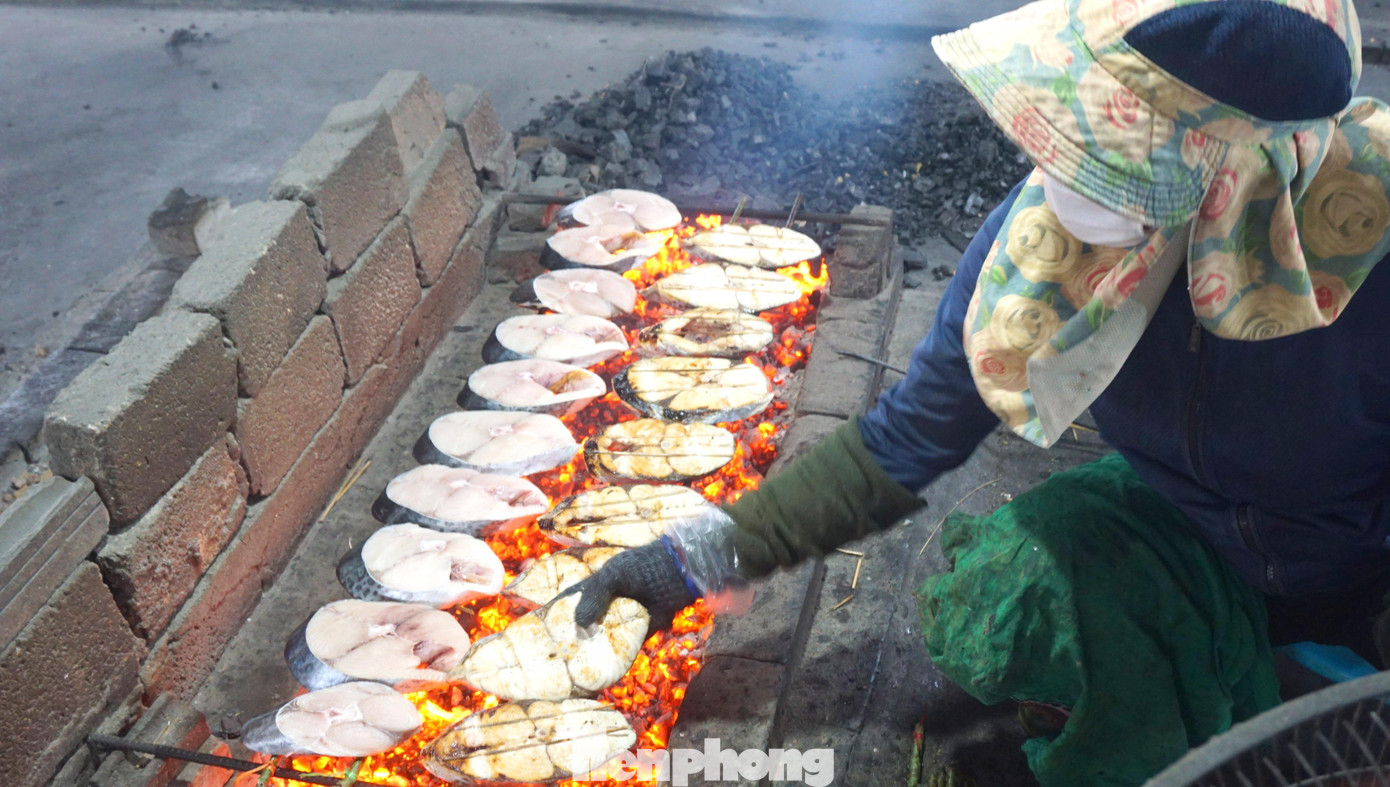 Nướng cá là công việc vất vả, nặng nhọc nhất. Không chỉ trong ngày hè nóng bức mà thậm chí trời đông giá rét này cũng khiến những người phụ nữ nướng cá toát mồ hôi khi phải suốt ngày ngồi cạnh than hồng. Nướng cá là công việc vất vả, nặng nhọc nhất. Không chỉ trong ngày hè nóng bức mà thậm chí trời đông giá rét này cũng khiến những người phụ nữ nướng cá toát mồ hôi khi phải suốt ngày ngồi cạnh than hồng.