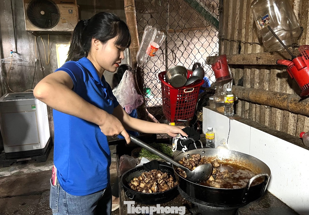 Các đoàn viên thanh niên huyện Con Cuông chia ra nhiều nhóm, mỗi người một việc để chế biến các món ăn nhanh nhất có thể, kịp thời phục vụ thí sinh và người nhà thí sinh trên địa bàn.