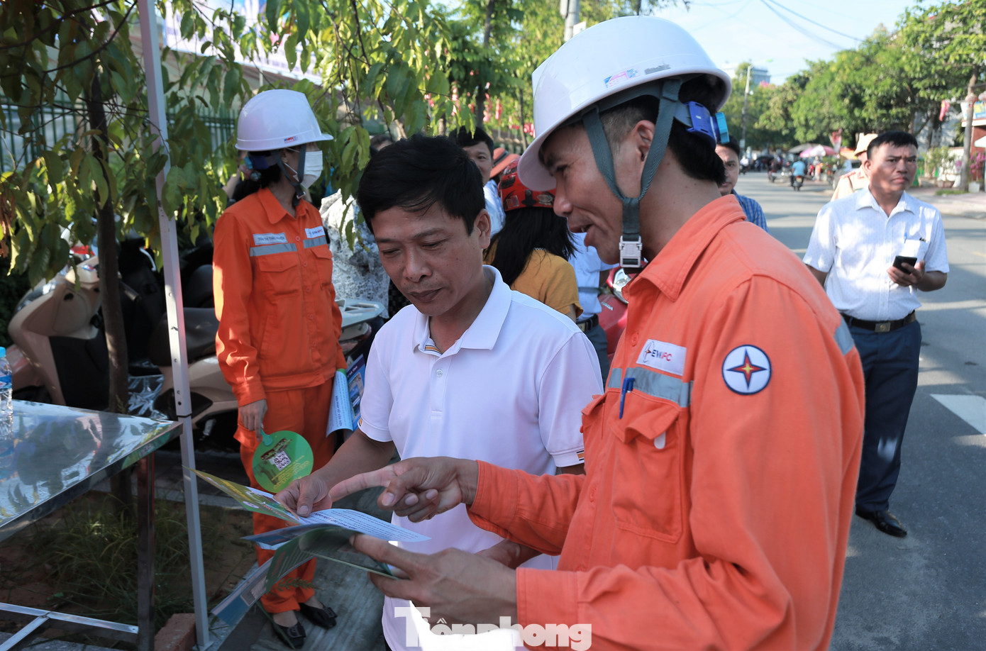 Nhân viên ngành điện lực địa phương cũng có mặt tại các địa điểm thi để tiếp sức cho thí sinh dự thi và tuyên truyền tiết kiệm điện với các phụ huynh.