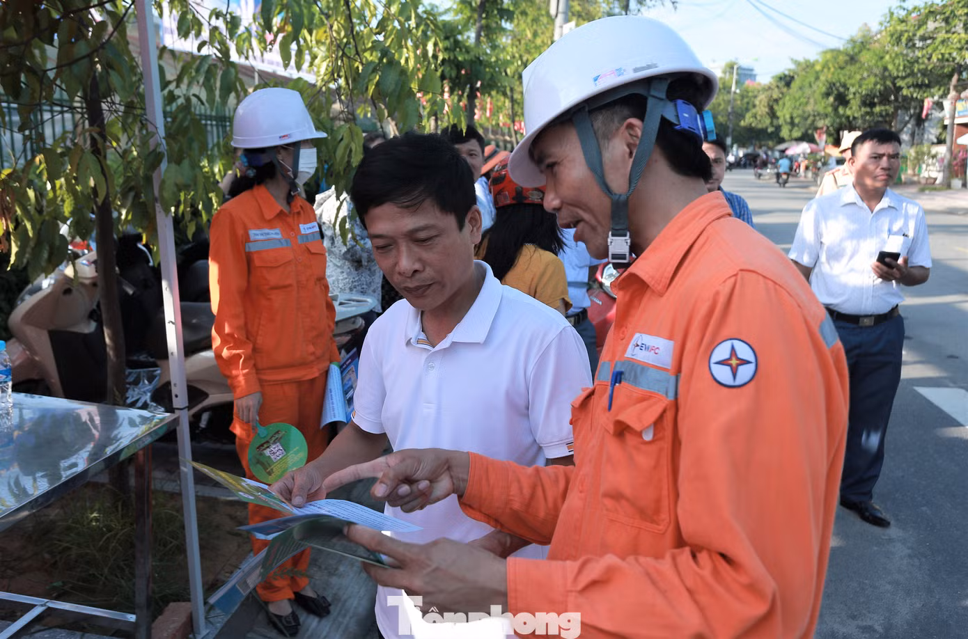 Nhân viên ngành điện lực địa phương cũng có mặt tại các địa điểm thi để tiếp sức cho thí sinh dự thi và tuyên truyền tiết kiệm điện với các phụ huynh.