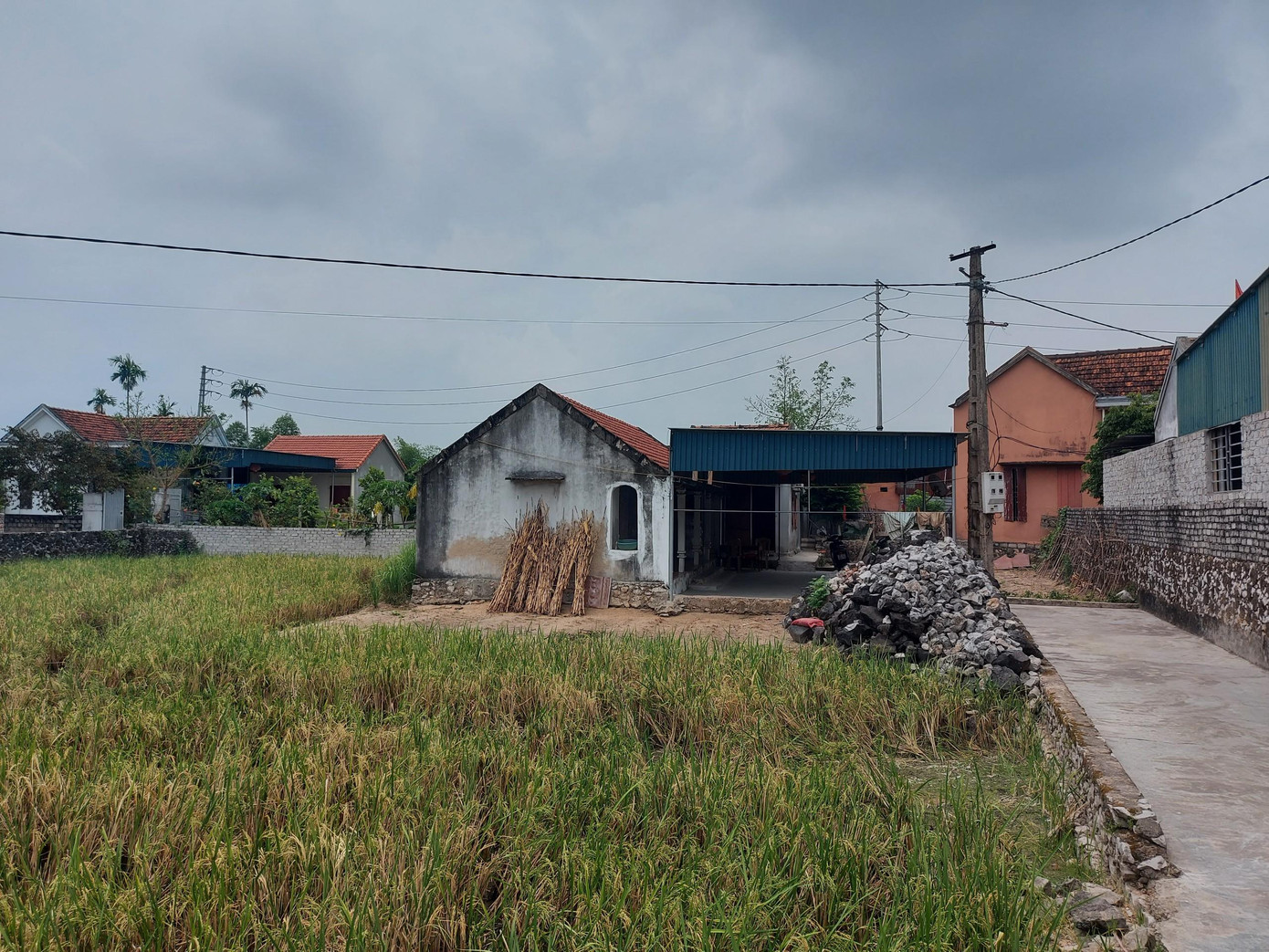 Gia đình bà Liên thuộc diện khó khăn trên địa bàn, bà Liên đang nuôi một đứa cháu bị khuyết tật.