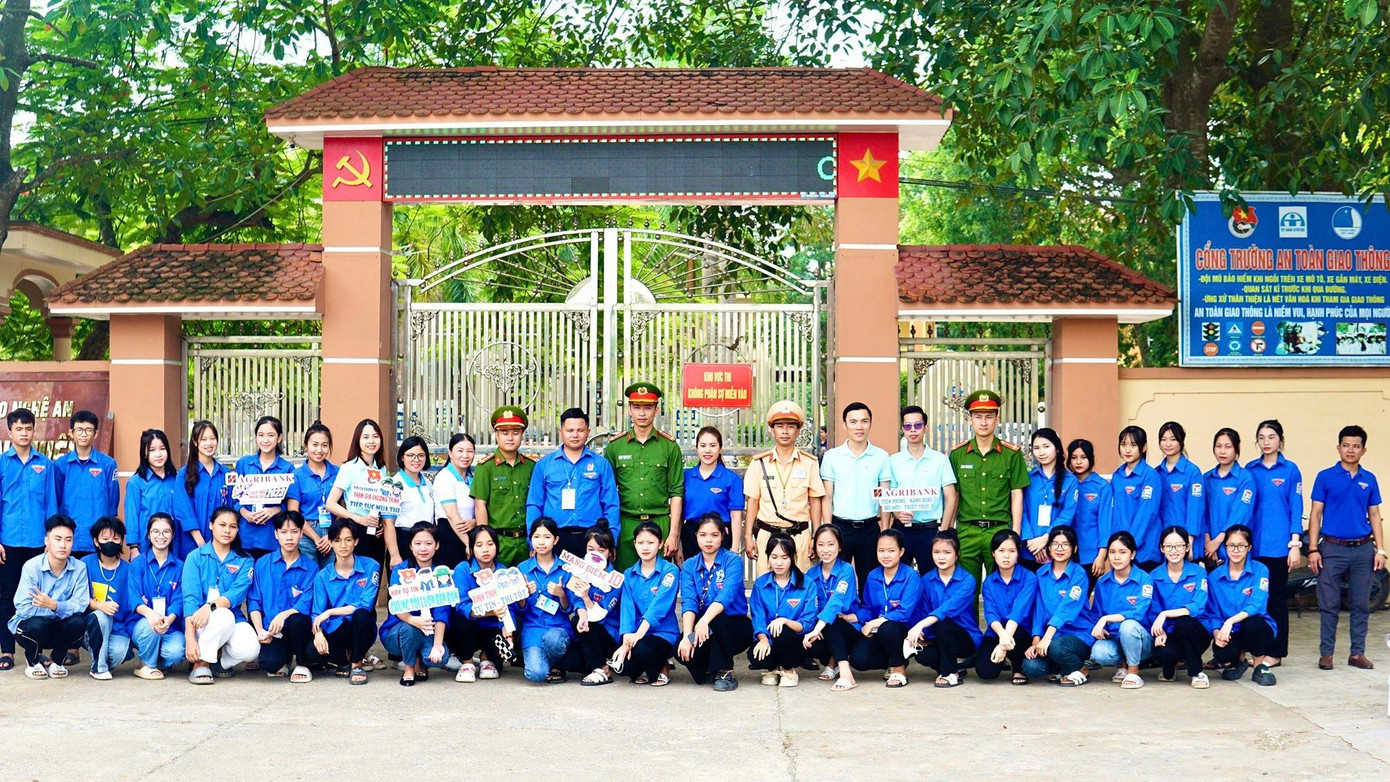 Hai ngày qua, hơn 2.700 thanh niên tình nguyện tỉnh Nghệ An đã sôi nổi, nhiệt tình thực hiện các chương trình tiếp sức mùa thi, hỗ trợ các thí sinh tham dự kỳ thi tốt nghiệp THPT 2023 một cách tốt nhất.