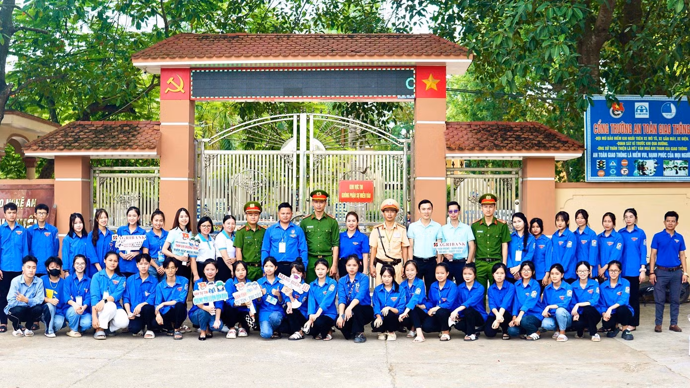 Hai ngày qua, hơn 2.700 thanh niên tình nguyện tỉnh Nghệ An đã sôi nổi, nhiệt tình thực hiện các chương trình tiếp sức mùa thi, hỗ trợ các thí sinh tham dự kỳ thi tốt nghiệp THPT 2023 một cách tốt nhất. Hai ngày qua, hơn 2.700 thanh niên tình nguyện tỉnh Nghệ An đã sôi nổi, nhiệt tình thực hiện các chương trình tiếp sức mùa thi, hỗ trợ các thí sinh tham dự kỳ thi tốt nghiệp THPT 2023 một cách tốt nhất.