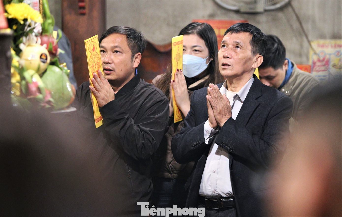 Tại các khu vực cung thờ thường có đội ngũ khấn thuê, hầu đồng và viết sớ khấn. Nhiều người đến phải rất vất vả để chen chân làm lễ.