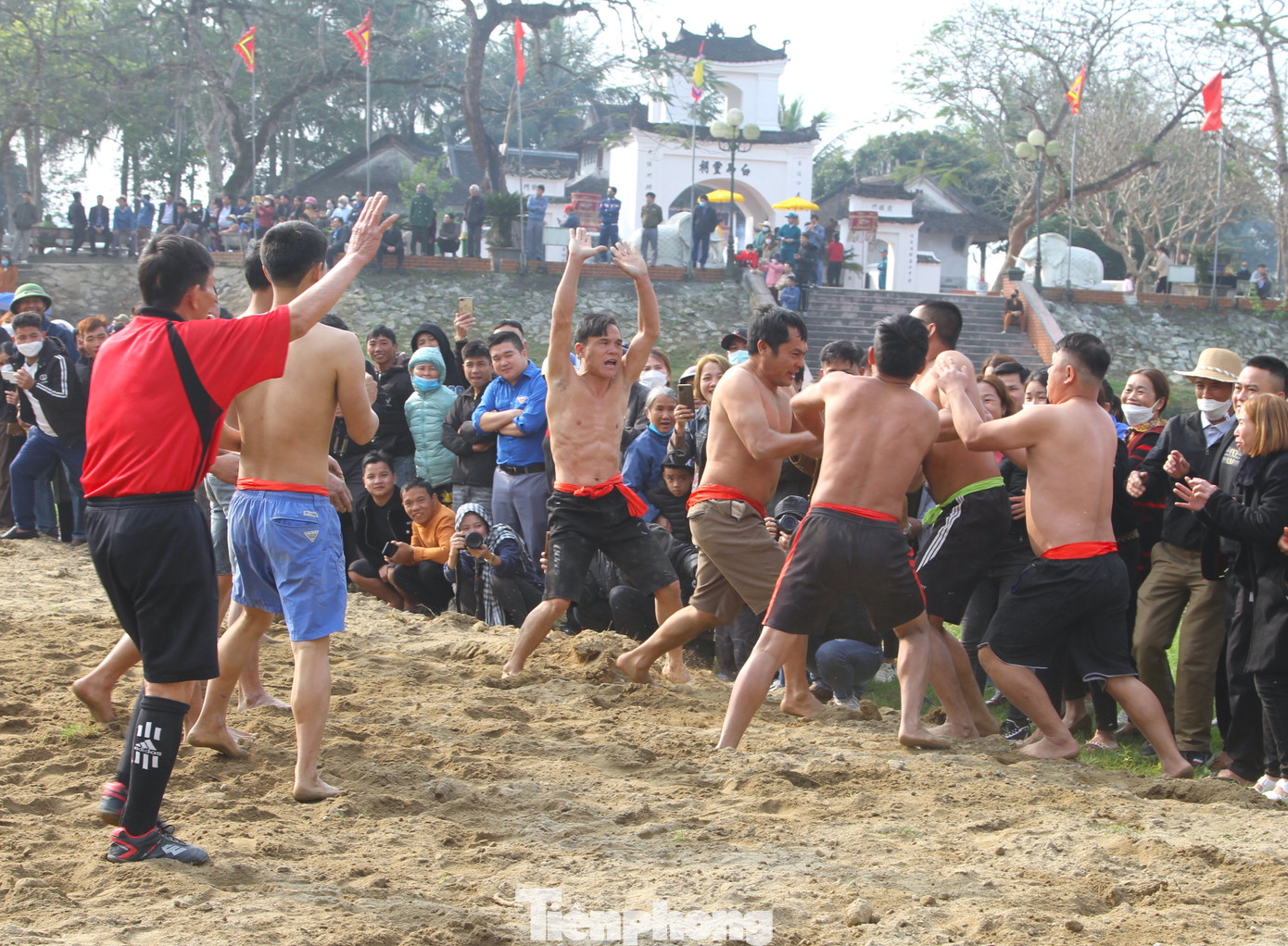 Mỗi khi ném được quả cù vào hố đội bạn, các thành viên và người dân hò reo cổ vũ vui sướng.