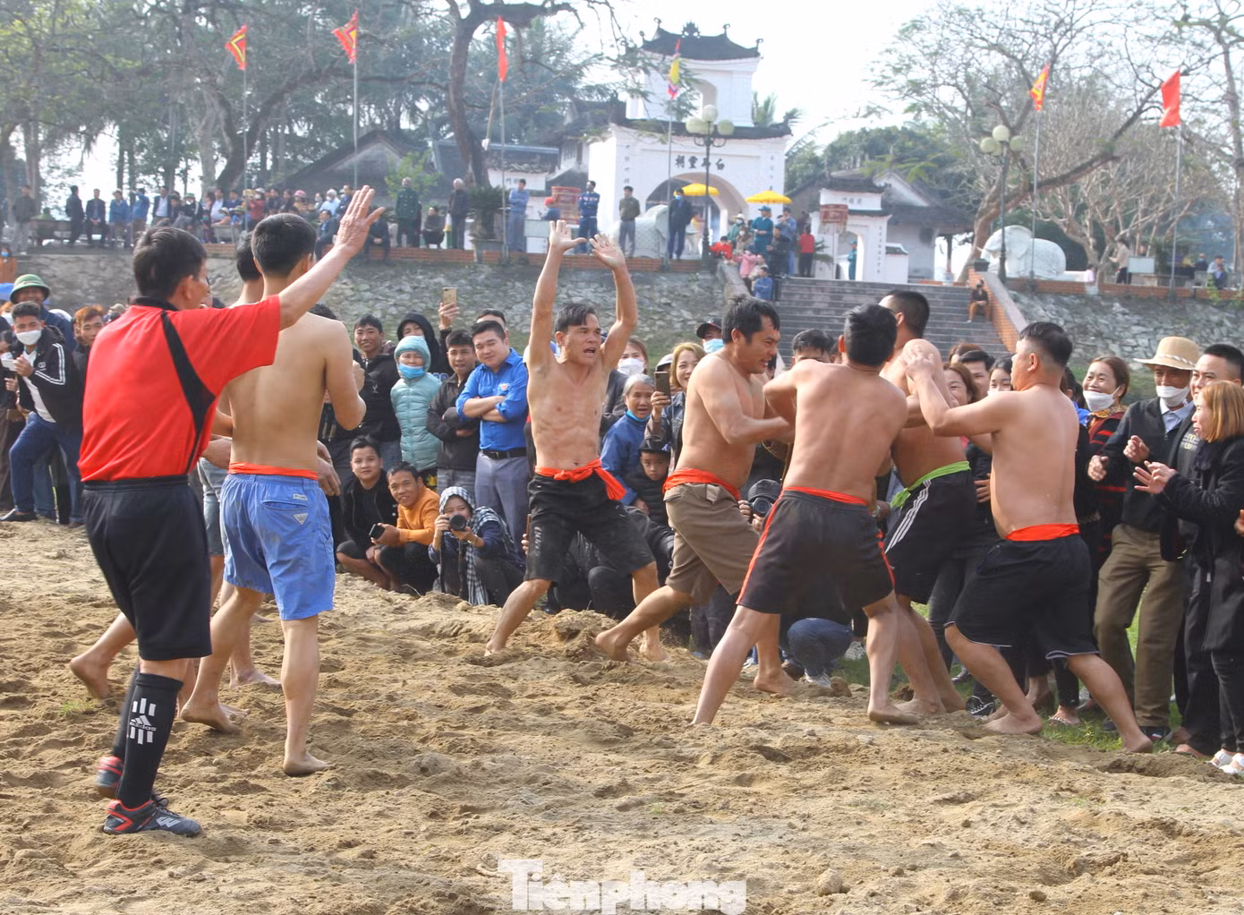 Mỗi khi ném được quả cù vào hố đội bạn, các thành viên và người dân hò reo cổ vũ vui sướng.
