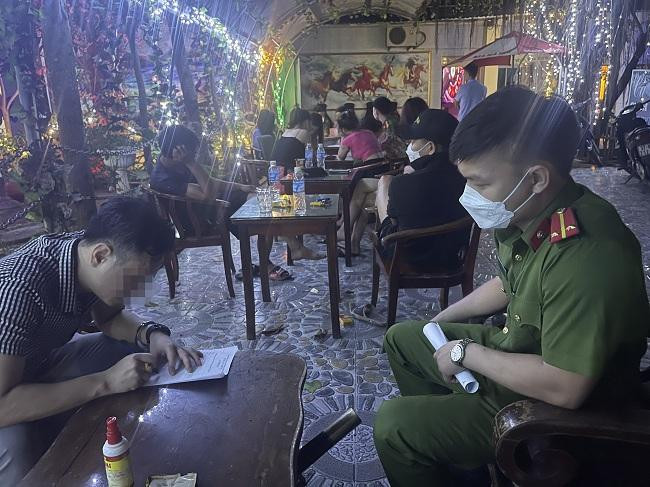 Công an lấy lời khai các đối tượng liên quan Công an lấy lời khai các đối tượng liên quan