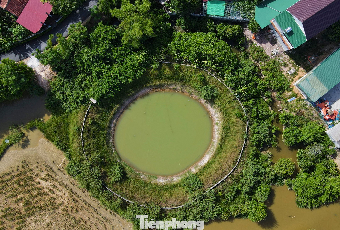 Cạnh sông Phúc Giang có giếng Ngọc với tuổi đời hàng trăm năm. Ngày trước, giếng nước này phục vụ ăn uống, sinh hoạt cho người dân trong làng. Cạnh sông Phúc Giang có giếng Ngọc với tuổi đời hàng trăm năm. Ngày trước, giếng nước này phục vụ ăn uống, sinh hoạt cho người dân trong làng.