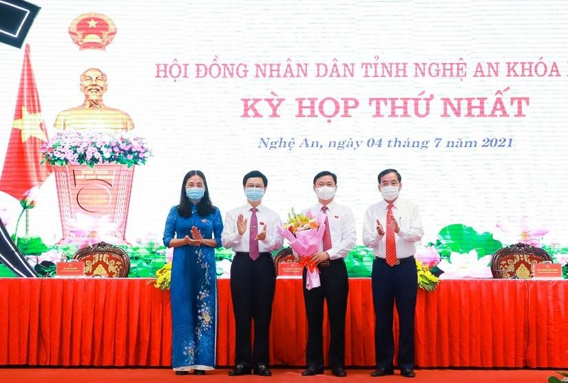 Lãnh đạo HĐND tỉnh Nghệ An khóa XVII chúc mừng ông Thái Thanh Quý. Lãnh đạo HĐND tỉnh Nghệ An khóa XVII chúc mừng ông Thái Thanh Quý.
