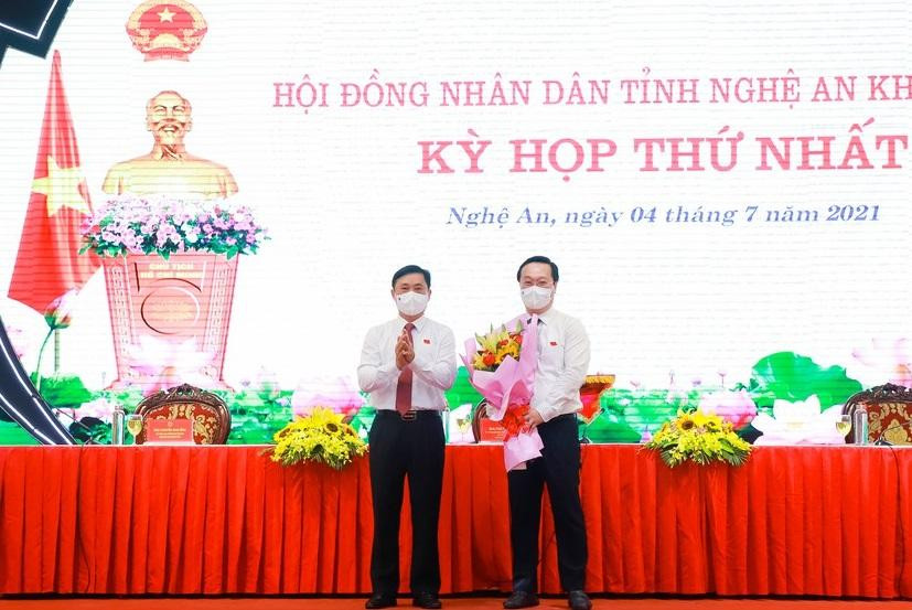 Ông Thái Thanh Quý tặng hoa chúc mừng ông Nguyễn Đức Trung. Ông Thái Thanh Quý tặng hoa chúc mừng ông Nguyễn Đức Trung.