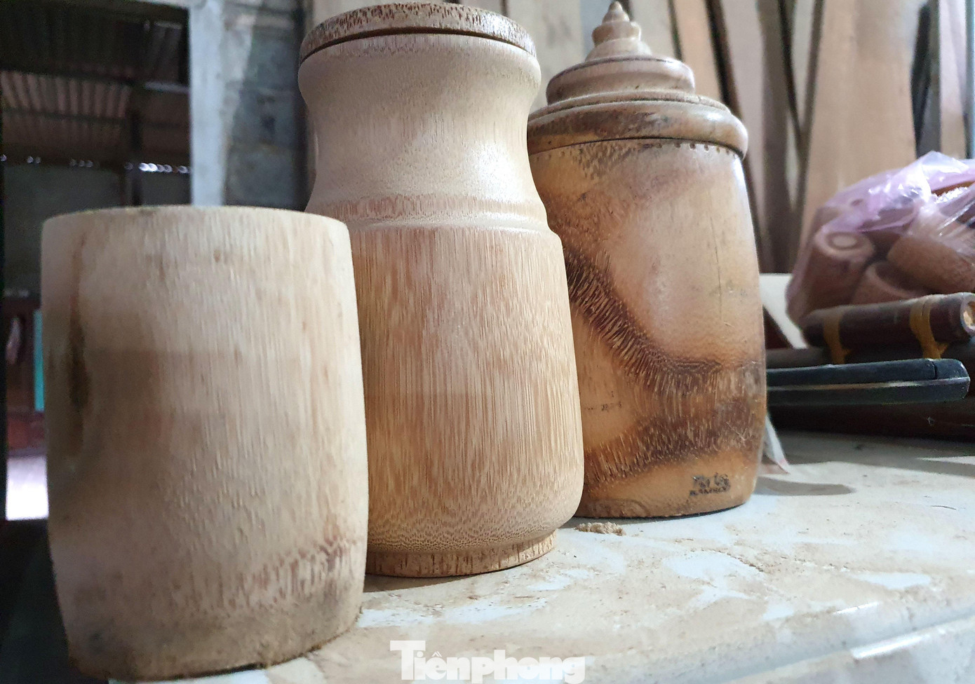 Gốc tre sau khi rửa sạch, phơi khô, xử lý để chống mối mọt sẽ được các thợ tiện chế tác thành sản phẩm, chủ yếu là ấm pha trà, cốc hay bình cắm hoa. Những phần như nắp ấm, tay cầm, vòi nước... cũng được dùng từ những phần cành, rễ, nhánh của cây tre, tất nhiên là phải lựa chọn rất kỹ để vừa đảm bảo hài hòa về mặt mỹ thuật, vừa đảm bảo công năng sử dụng cũng như độ bền của sản phẩm.