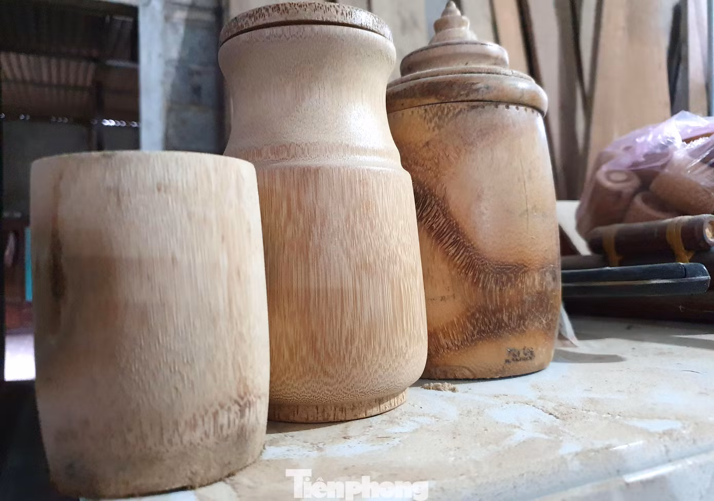 Gốc tre sau khi rửa sạch, phơi khô, xử lý để chống mối mọt sẽ được các thợ tiện chế tác thành sản phẩm, chủ yếu là ấm pha trà, cốc hay bình cắm hoa. Những phần như nắp ấm, tay cầm, vòi nước... cũng được dùng từ những phần cành, rễ, nhánh của cây tre, tất nhiên là phải lựa chọn rất kỹ để vừa đảm bảo hài hòa về mặt mỹ thuật, vừa đảm bảo công năng sử dụng cũng như độ bền của sản phẩm.
