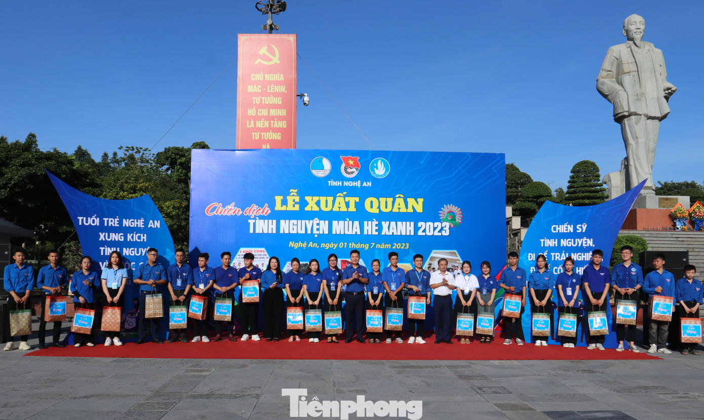 Tặng quà nhằm động viên khích lệ các đội sinh viên tình nguyện trước khi lên đường thực hiện nhiệm vụ. Tặng quà nhằm động viên khích lệ các đội sinh viên tình nguyện trước khi lên đường thực hiện nhiệm vụ.